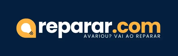 Profissional certificado a fazer reparação numa casa portuguesa