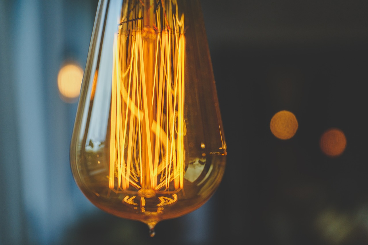 Lâmpada LED acesa numa sala de estar portuguesa moderna e luminosa