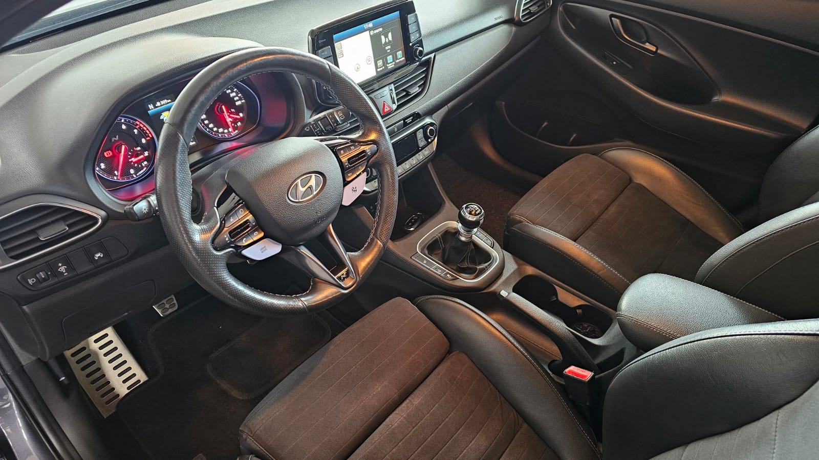 Mecânico profissional a fazer revisão de automóvel numa oficina portuguesa